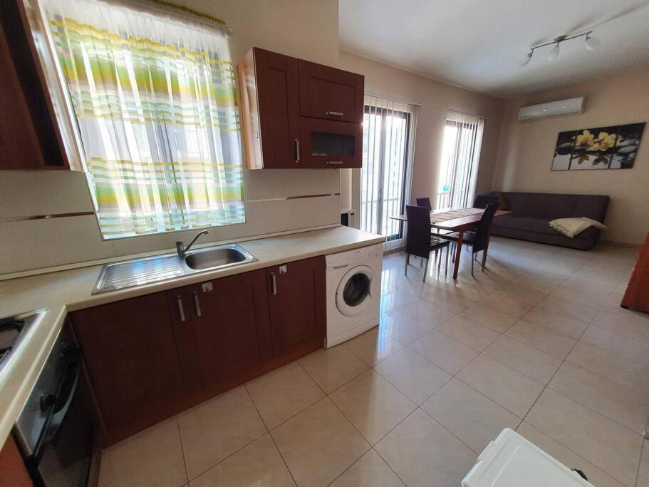 Sea Views Apartment-Wifi-Sleep 5 Marsaskala Eksteriør billede